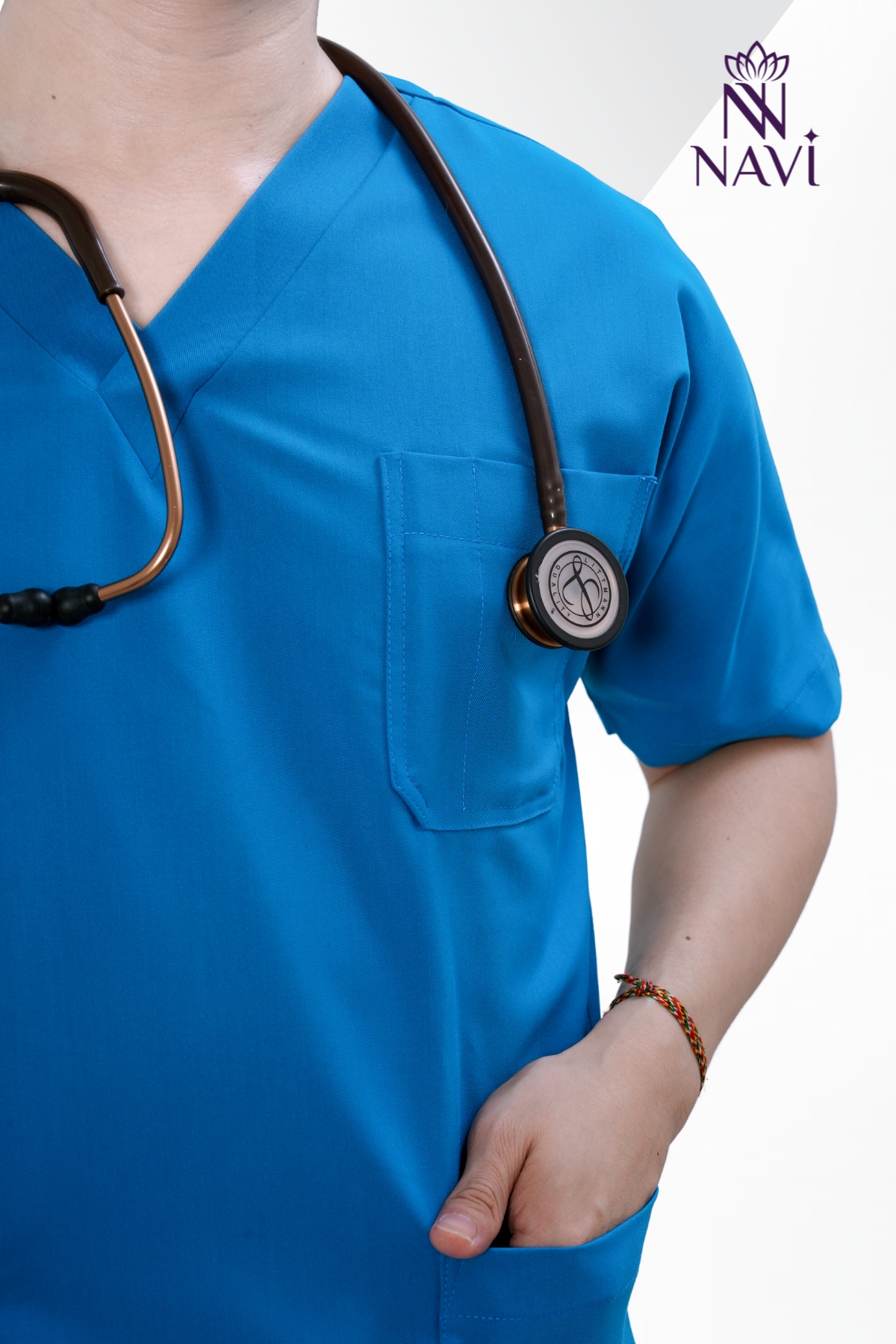 ao-scrubs-nam-navi-co-gian Áo scrubs nam Navi màu xanh, không nhăn