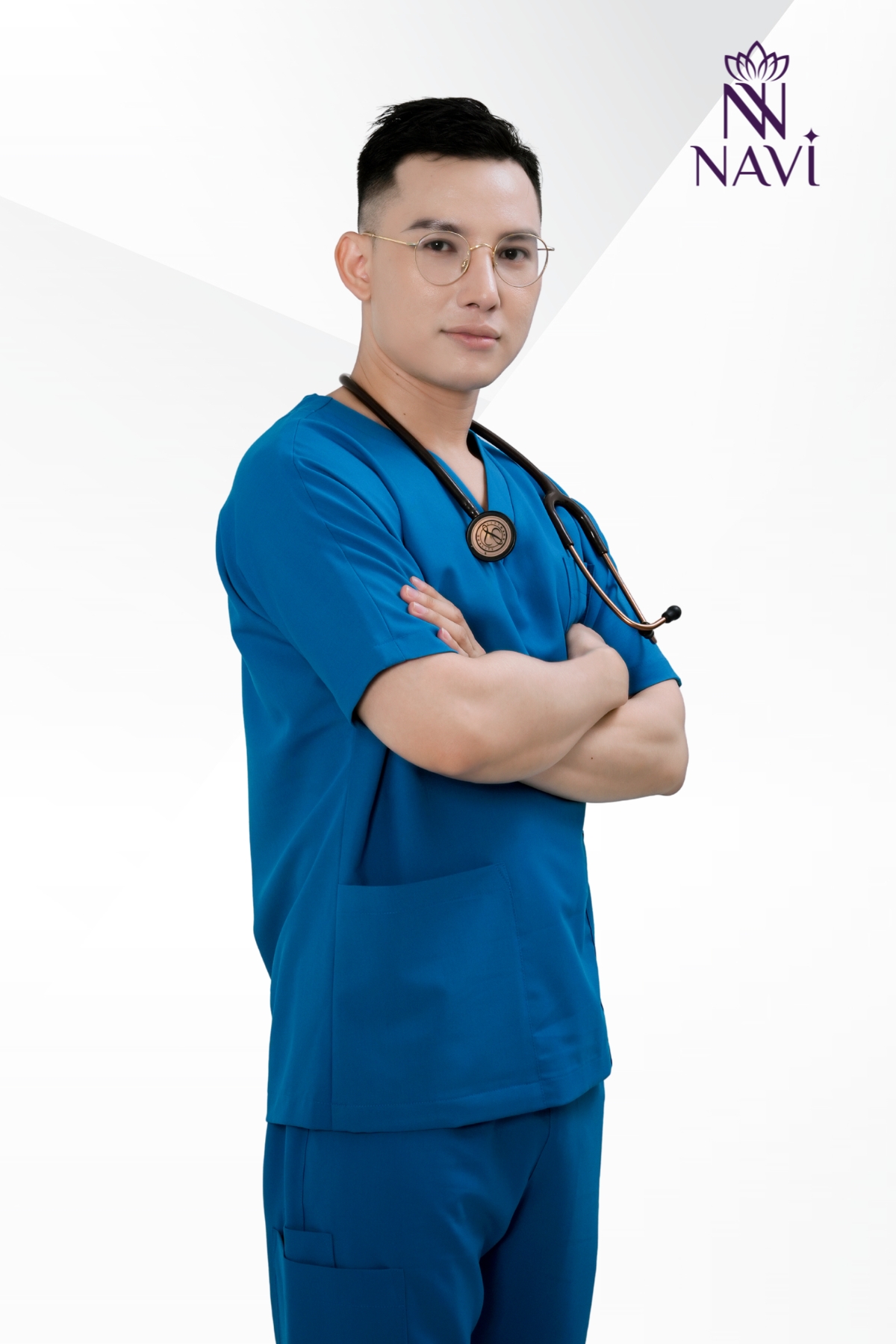 ao-scrubs-nam-navi-tay-ngan Scrubs nam navi dáng cơ bản, không nhăn, bền màu