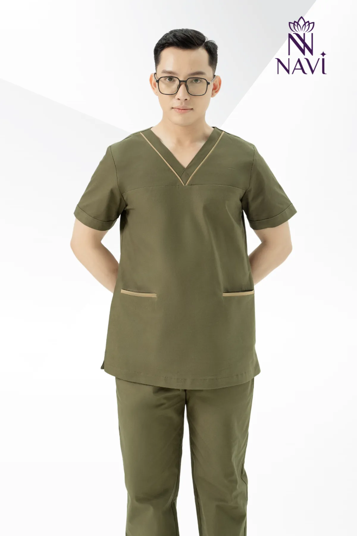 bo-scrubs-nam-navi-dep-gia-tot Bộ scrubs nam màu xanh rêu phối viền cổ nhẹ nhàng tạo điểm nhấn cho phòng khám, bệnh viện NAVI