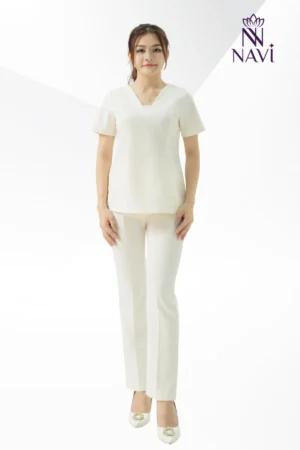 Bộ scrubs nữ màu kem thiết kế cổ hiện đại, đẹp NAVI