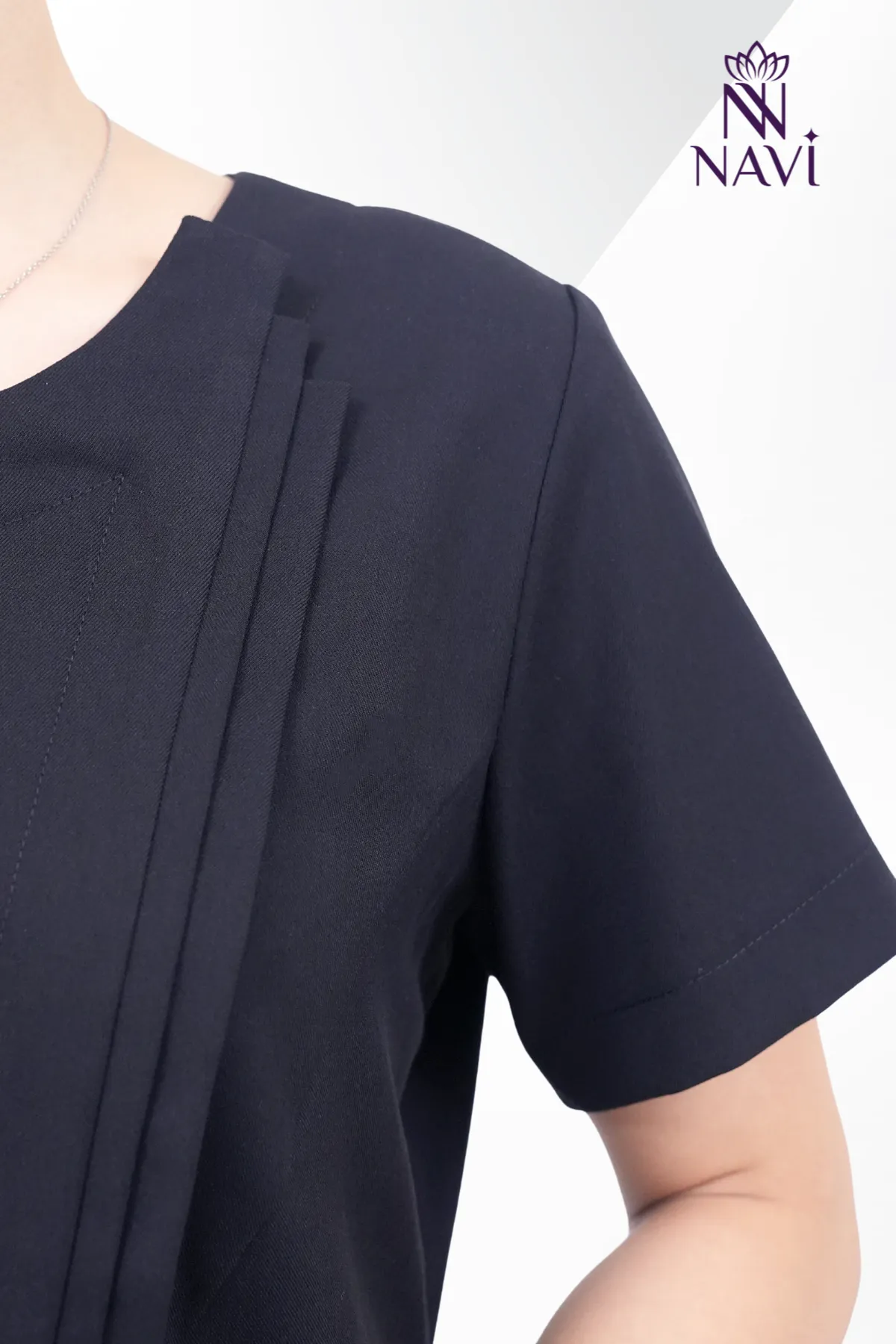 bo-scrubs-nu-navi-thiet-ke-ly-lech-den Bộ scrubs nữ màu đen cổ tròn xếp ly đẹp, hiện đại NAVI