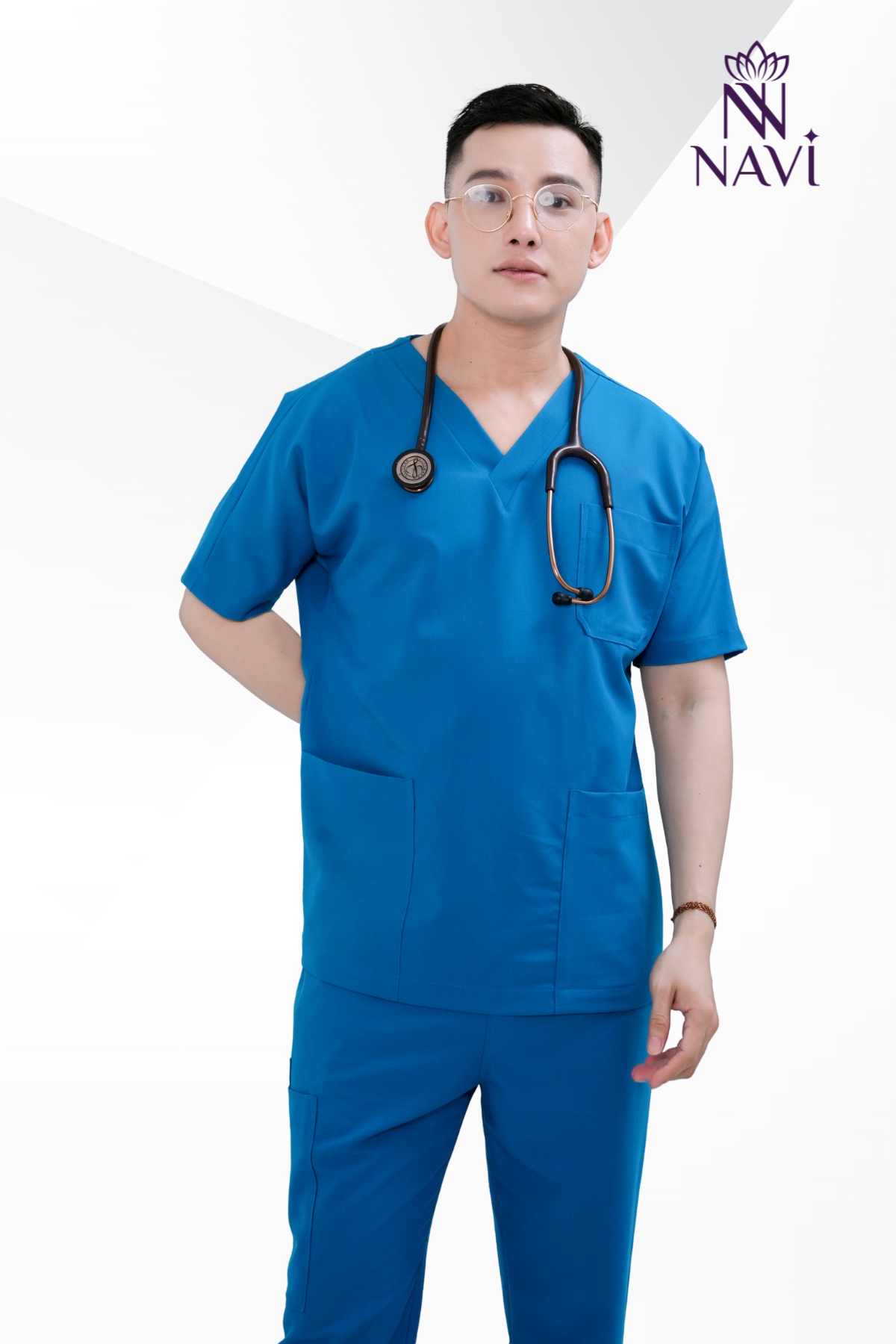 dat-may-ao-scrubs-nam-navi Áo scrubs nam Navi thiết kế hiện đại
