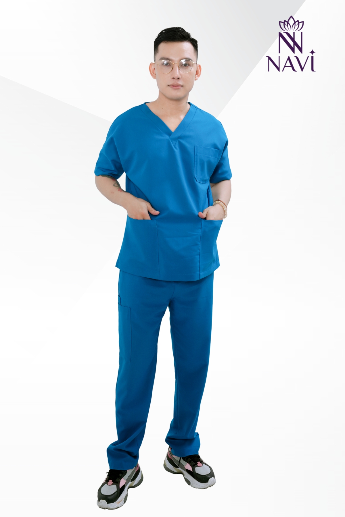 navi-ao-scrubs-nam-cao-cap Áo scrubs nam màu xanh cổ V Navi