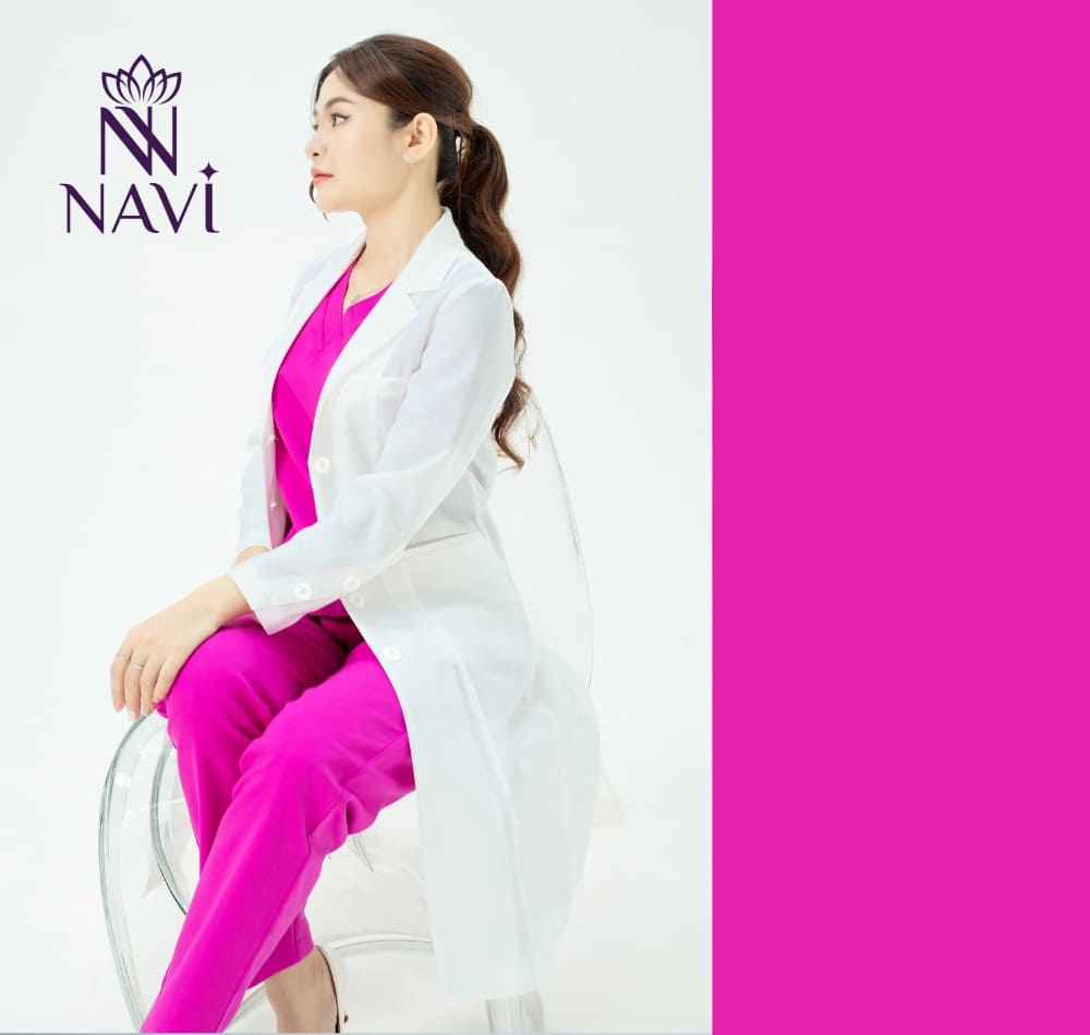 Áo blouse nữ có thể kết hợp linh hoạt cùng bộ scrubs hoặc trang phục cá nhân đều phù hợp