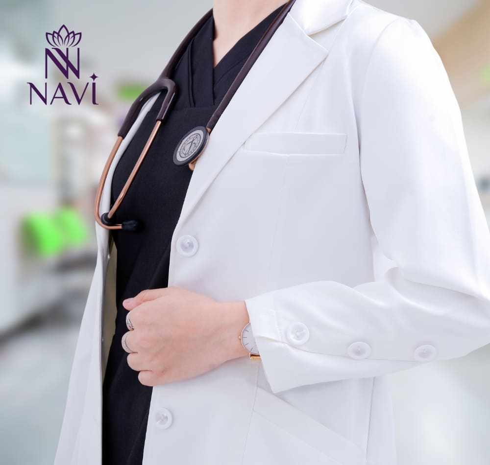 Mẫu áo blouse trắng được may đo đúng quy định và đạt chuẩn về yêu cầu thẩm mỹ