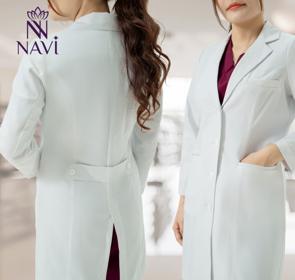 Áo blouse bác sĩ nữ nhấn nhá thêm các chi tiết eo giúp người mặc giữ được sự nữ tính