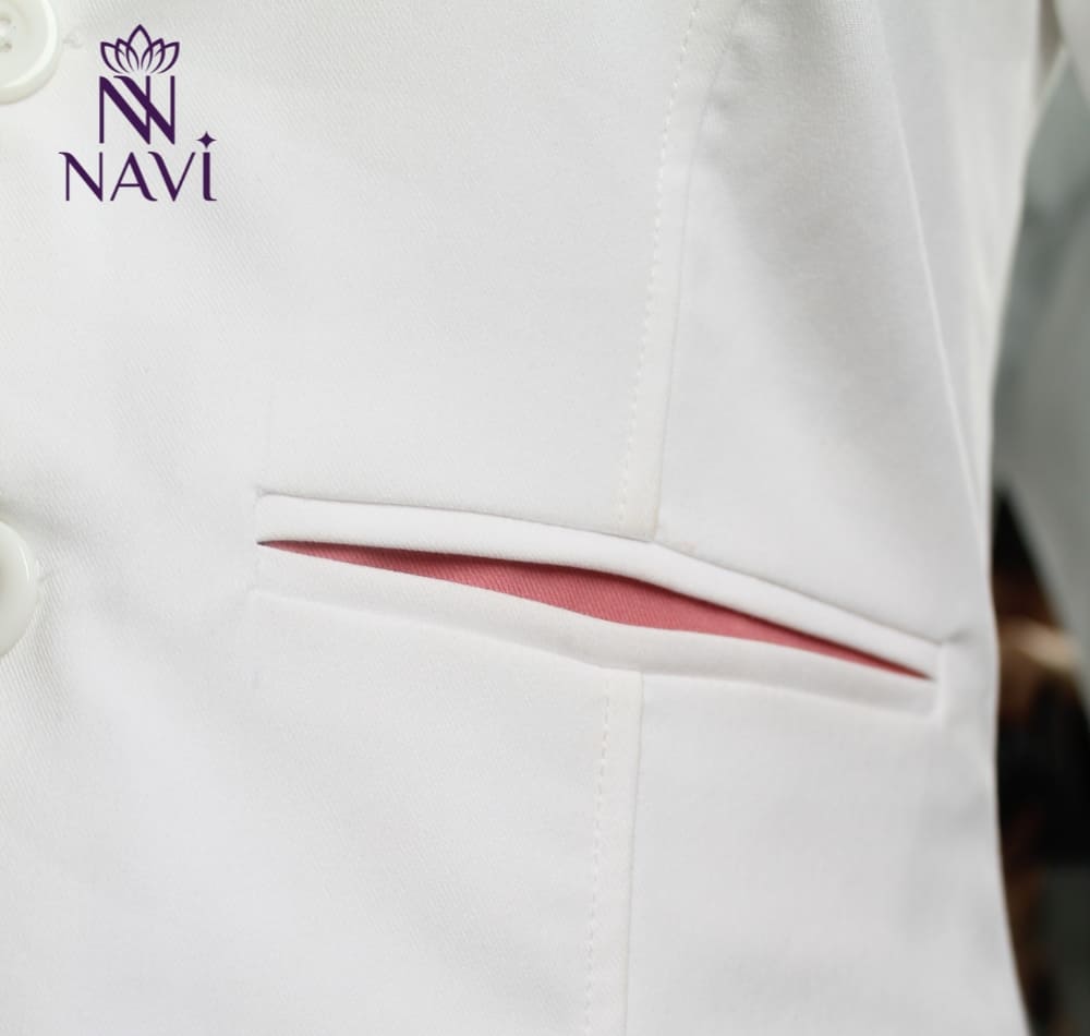 Áo blouse bác sĩ nữ có thể được cách tân hiện đại thêm những chi tiết nhấn nhá ấn tượng hơn
