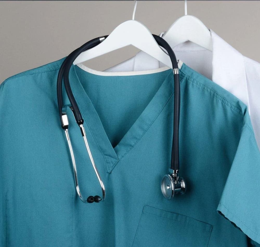 Bảo quản bộ scrubs không chỉ giúp người mặc đẹp mà còn tiết kiệm được chi phí