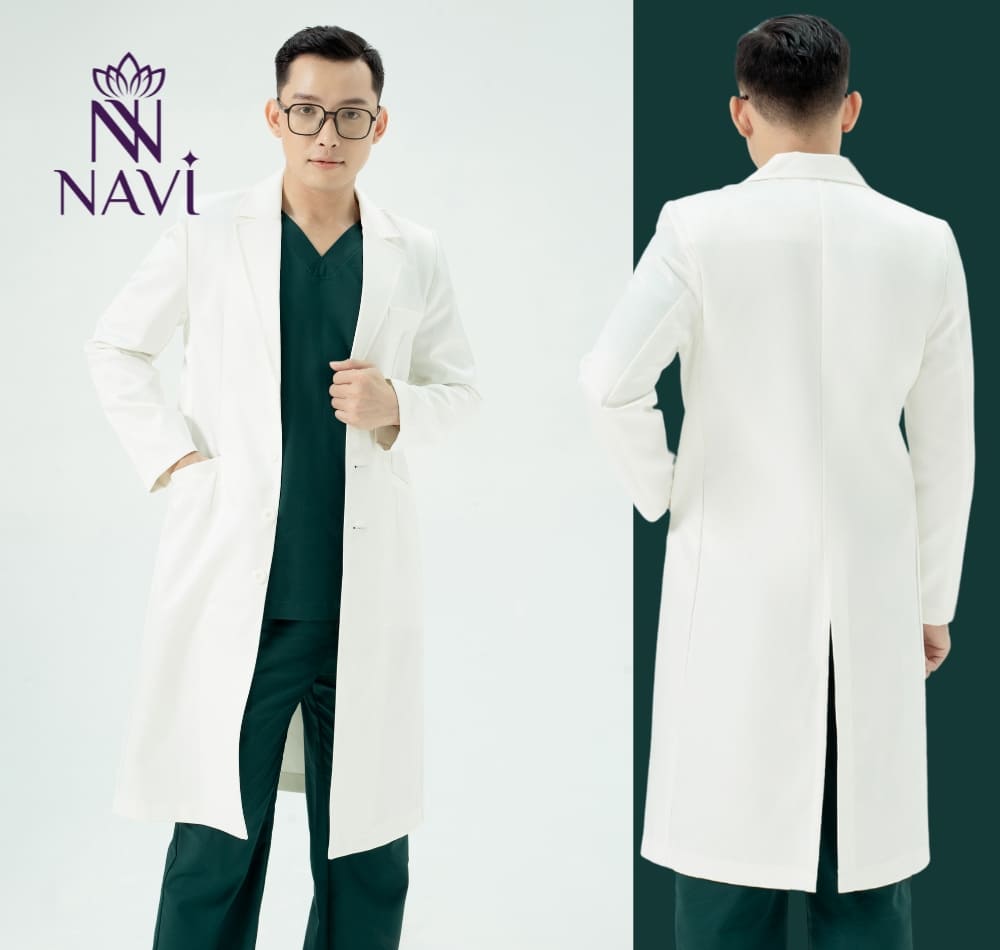Mẫu áo blouse bác sĩ nam đẹp với thiết kế dáng dài cổ điển nhưng không kém phần sang trọng