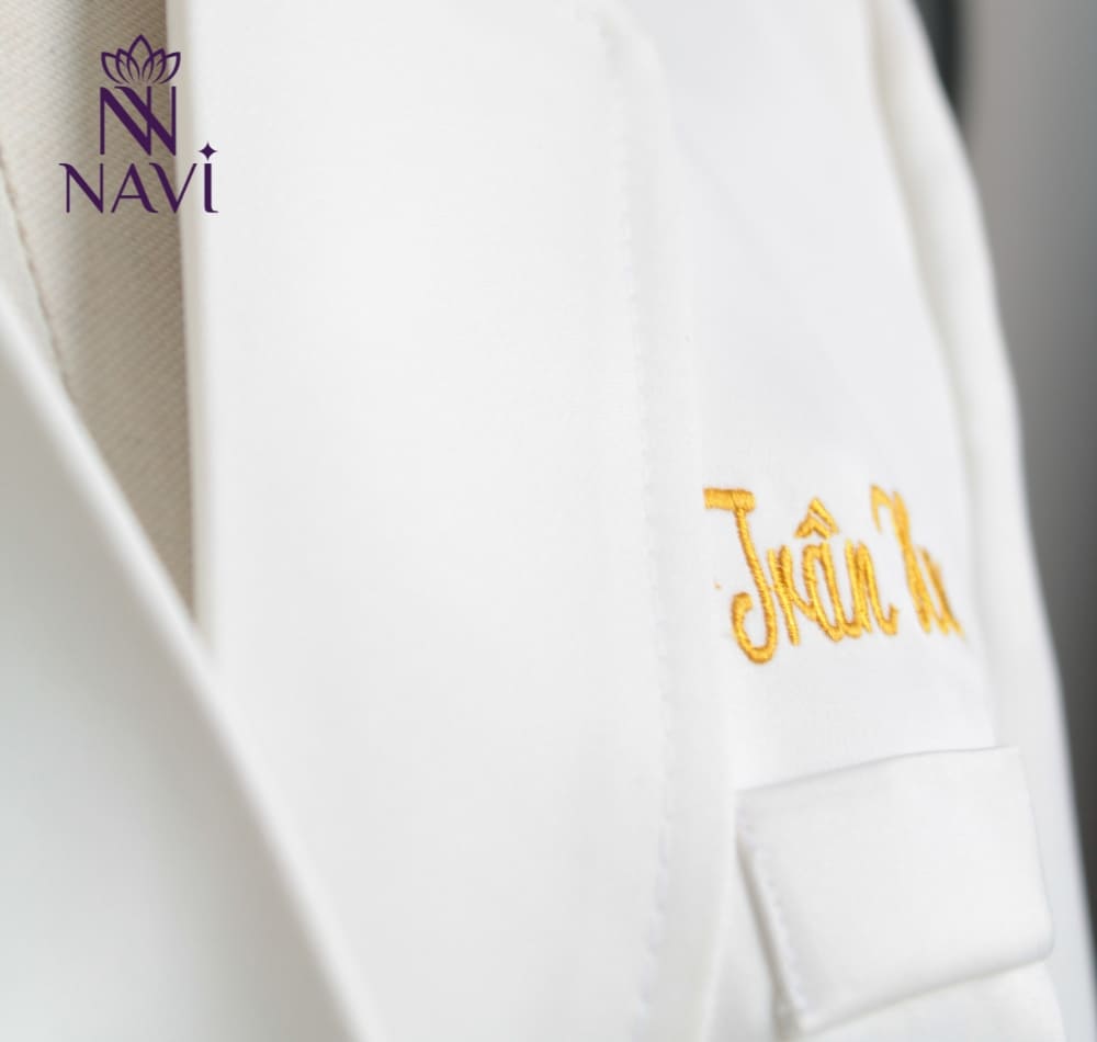 Thêu tên áo blouse giúp định vị thương hiệu và thể hiện sự chỉn chu trong từng chi tiết