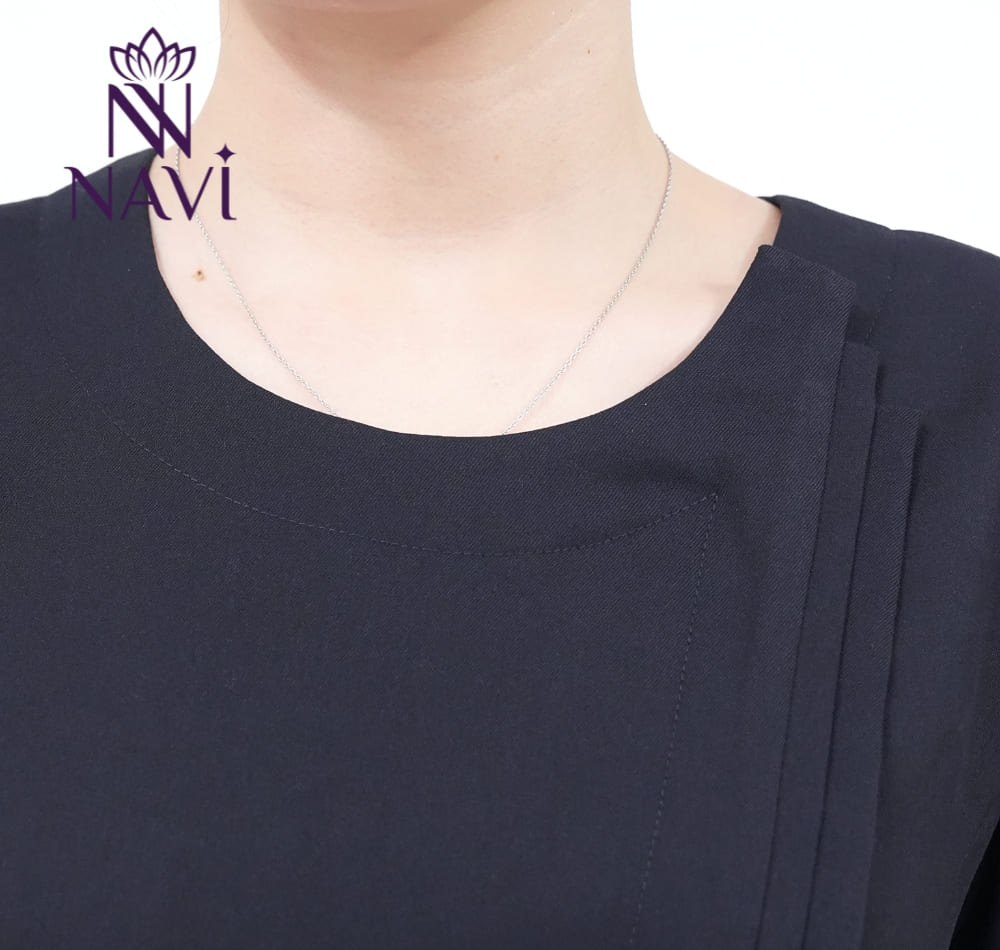 Kiểu dáng cổ tròn được cách tân kín đáo nhưng vẫn đủ sự mới mẻ