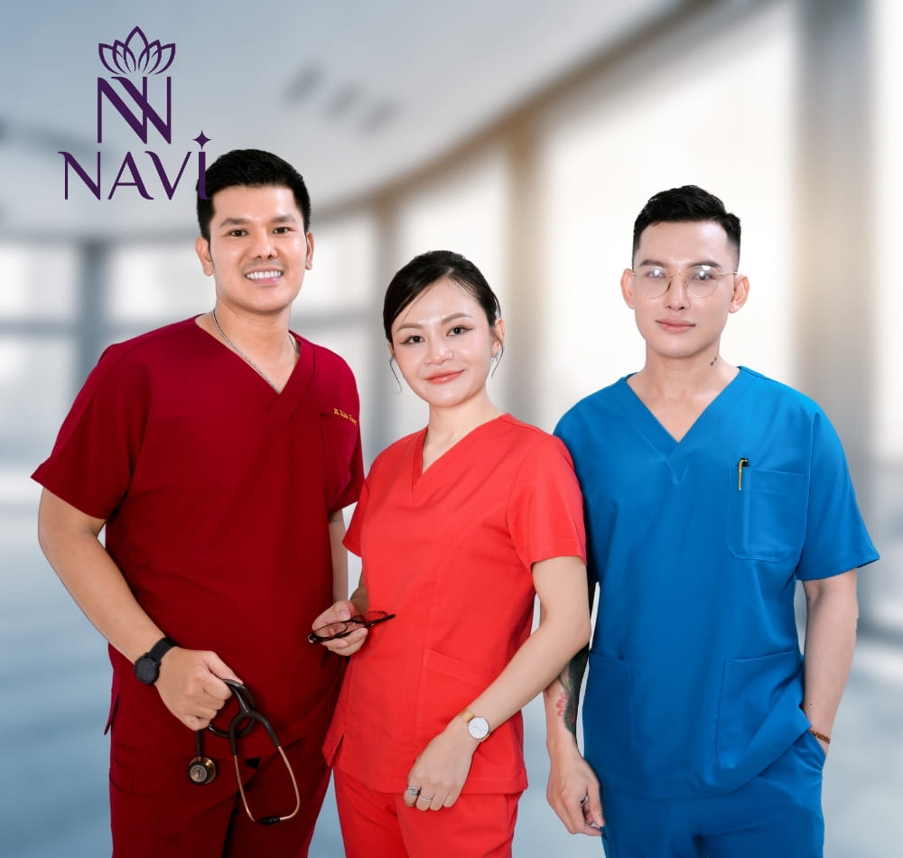 Bộ đồ scrubs là trang phục dành cho cả nam và nữ tại cơ sở y tế/ thẩm mỹ