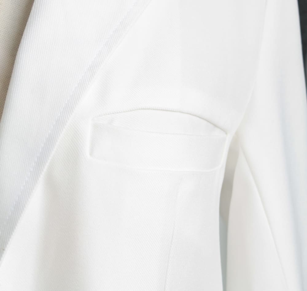 Áo blouse là trang phục được dùng thường xuyên trong môi trường y tế/ thẩm mỹ