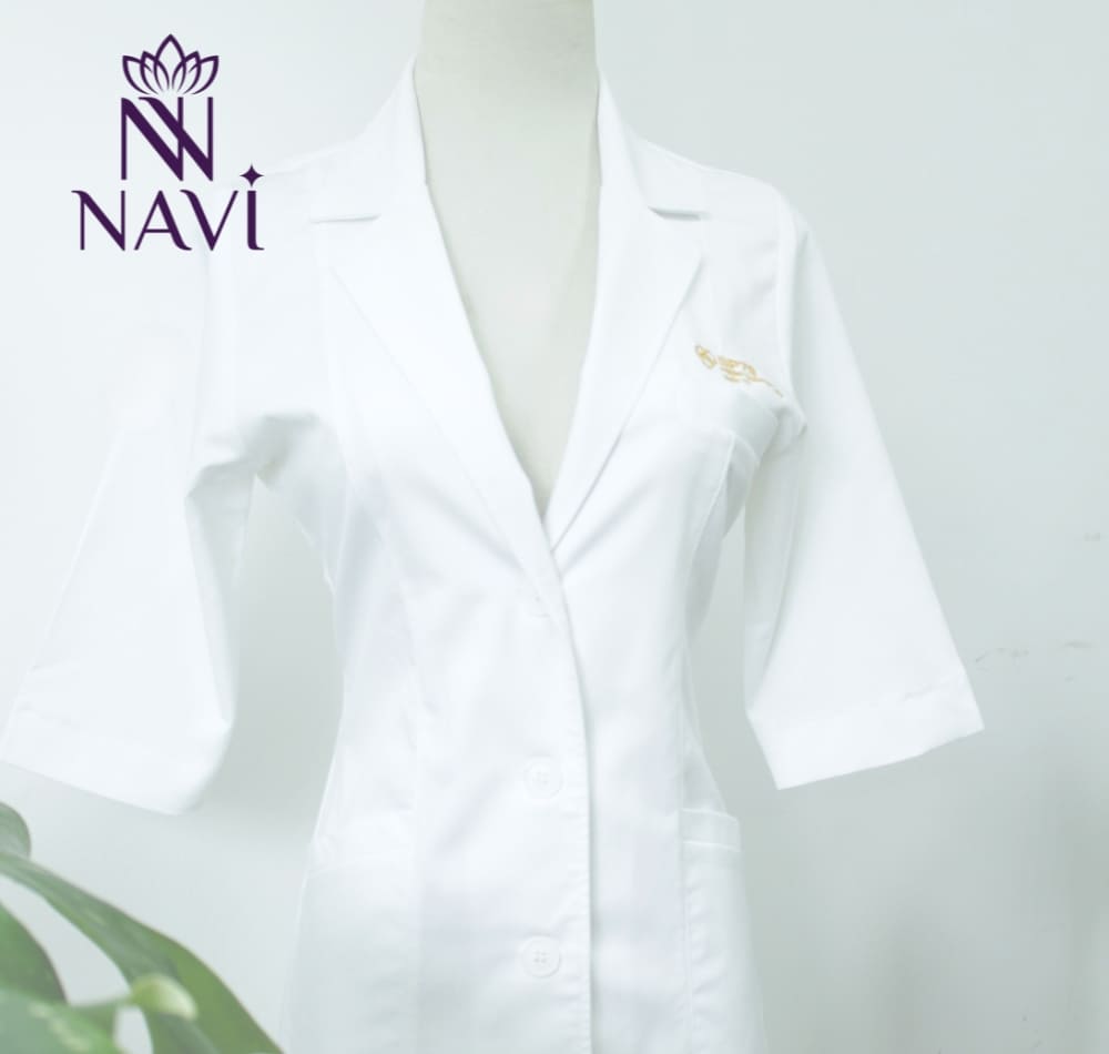 Form áo ấn eo góp phần tăng thêm sự duyên dáng một cách nhẹ nhàng