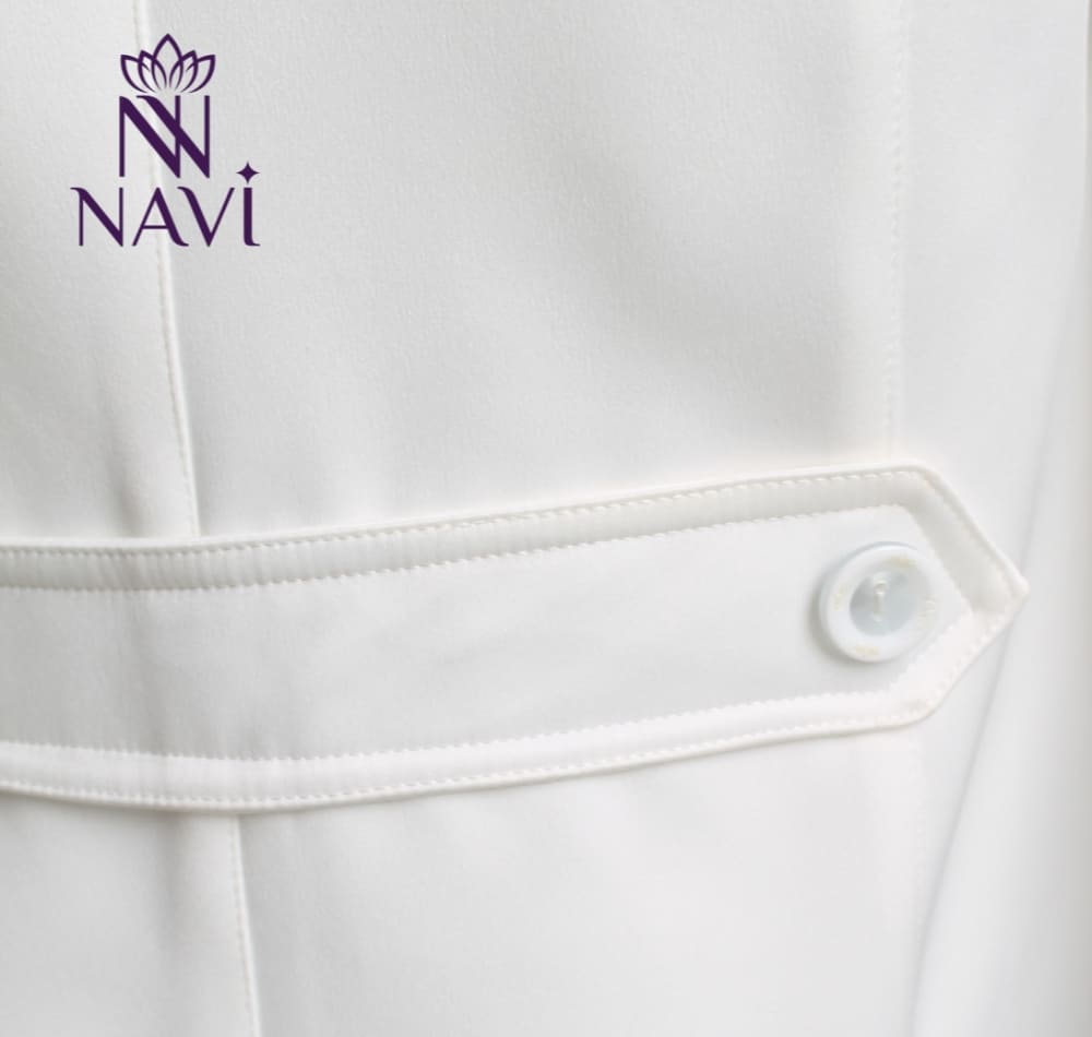 Phần eo được nhấn nhá tỉ mỉ giúp áo blouse tại NAVI có độ hoàn thiện cao