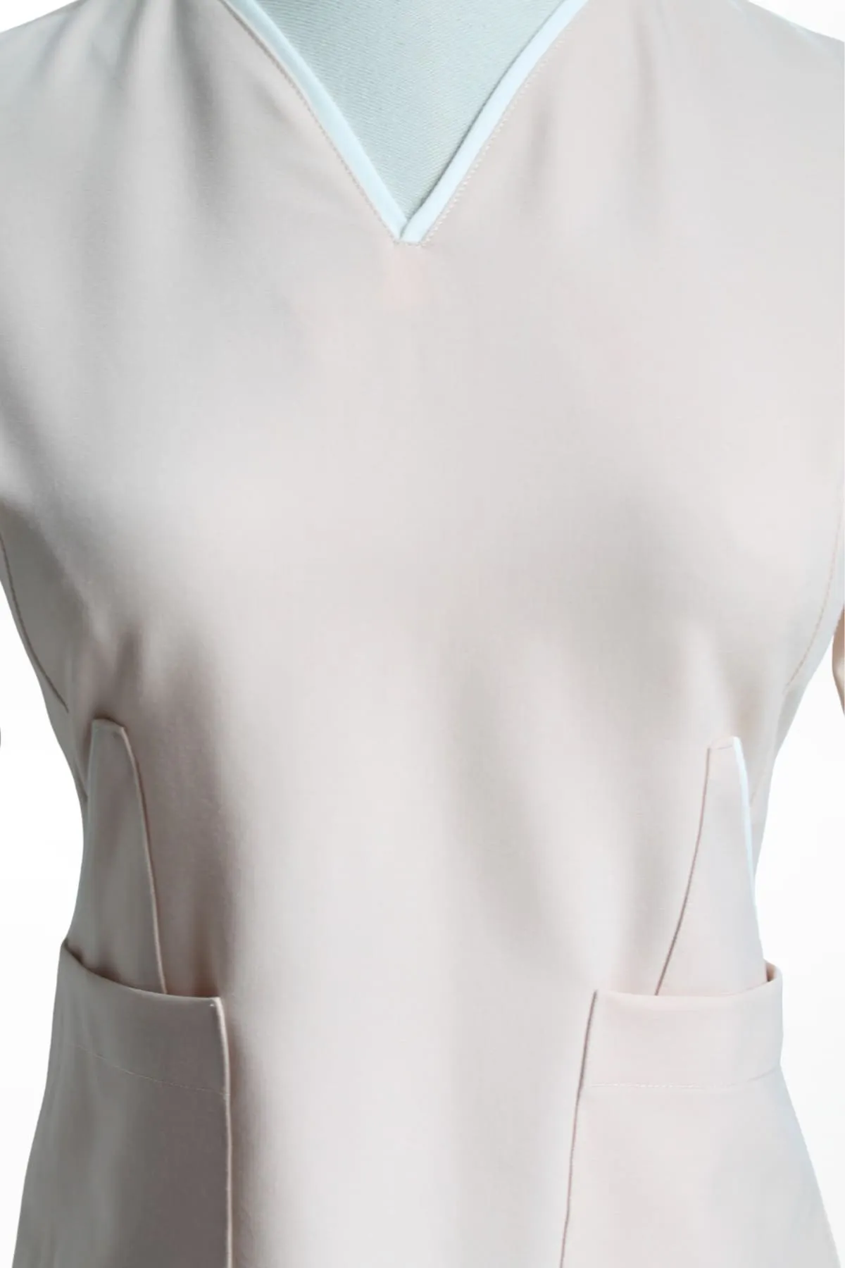 bo-scrubs-nu-co-tim-phoi-vien-mau-nude-dep-navi Bộ scrubs nữ cổ tim phối viền màu nude dễ thương