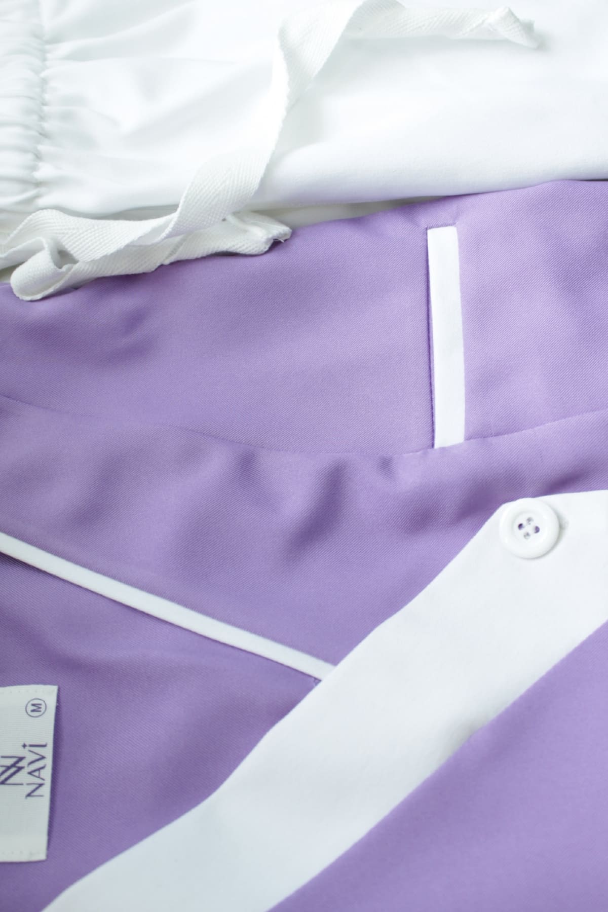 bo-scrubs-tim-phoi-vien-dep-navi Bộ scrubs tím phối viền cổ tim dành cho y tá, bác sĩ, kỹ thuật viên