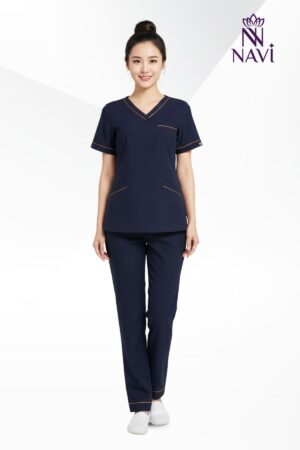 Bộ scrubs xanh cổ tim phối viền NAVI là sự kết hợp giữa sự đơn giản nhưng vẫn tinh tế