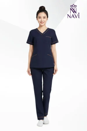 Bộ scrubs xanh cổ tim phối viền NAVI là sự kết hợp giữa sự đơn giản nhưng vẫn tinh tế