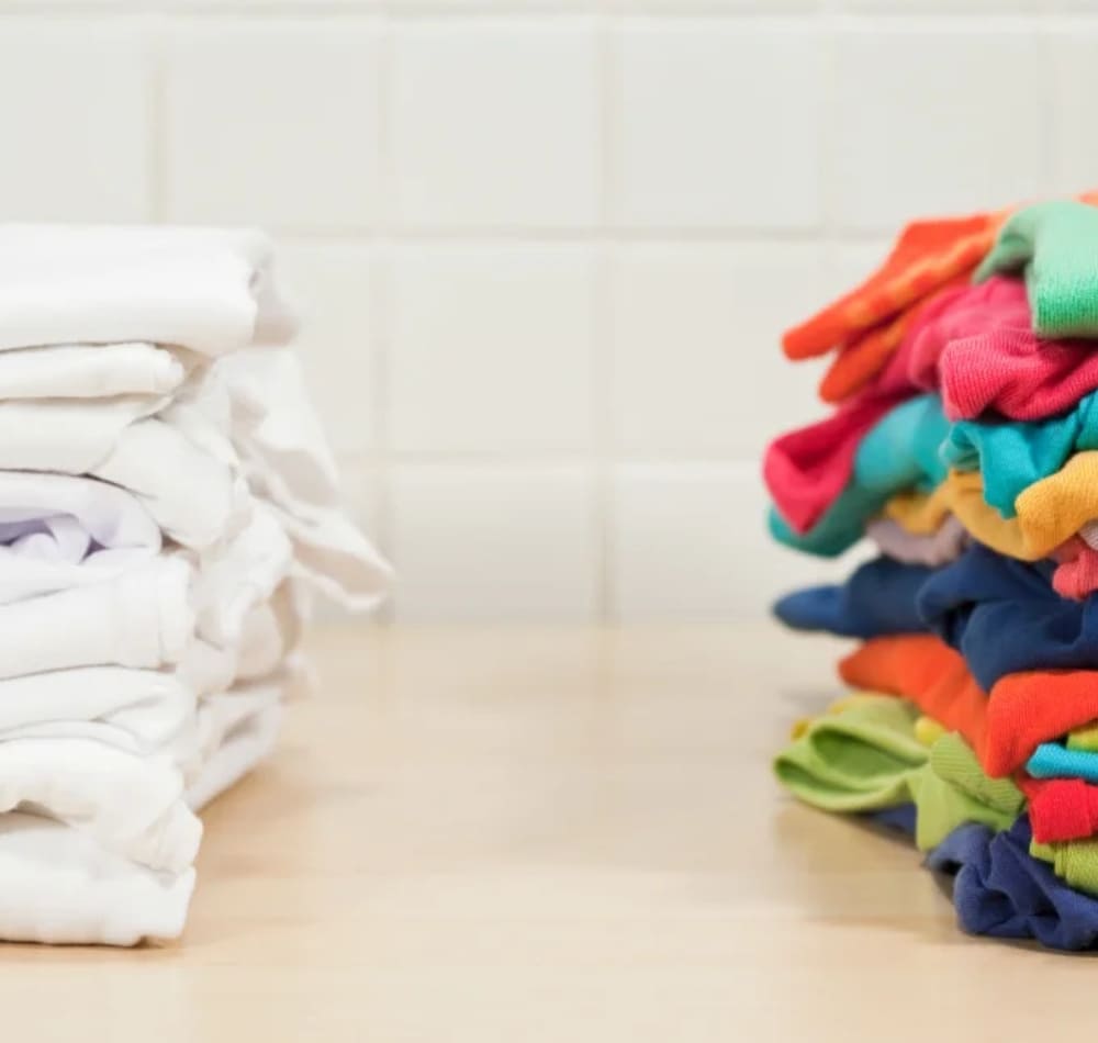 Phân loại theo màu sắc, chất vải,.. tránh đồng phục nhanh xuống màu, nhàu nhĩ