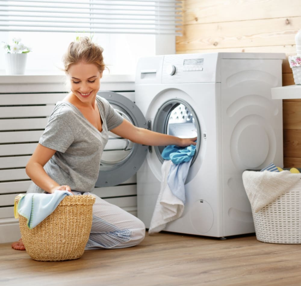 Tuỳ loại quần áo có thể giặt máy giặt giúp tiết kiệm thời gian