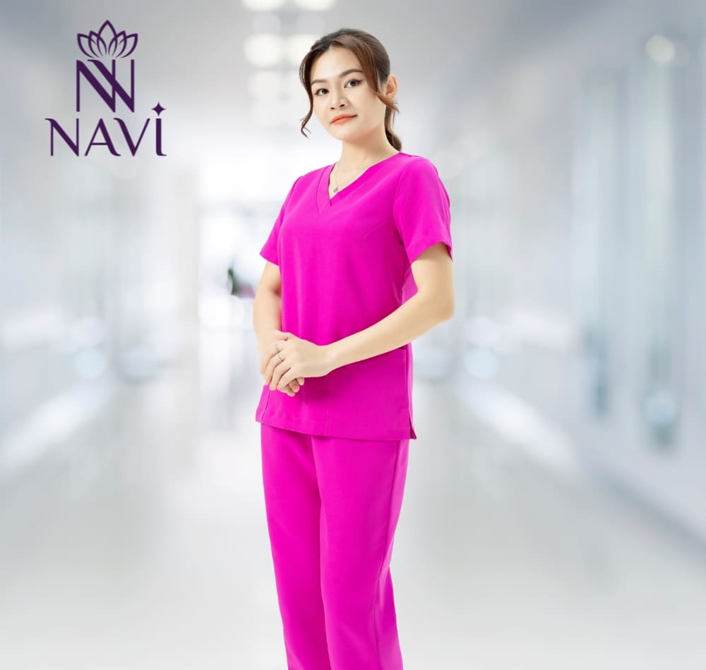 Thiết kế cổ tim của bộ scrubs tạo sự thoải máu tối đa trong quá trình làm việc