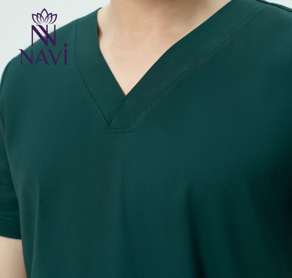 Bộ scrubs cổ tim là thiết kế vô cùng quen thuộc tại bệnh viện, phòng khám