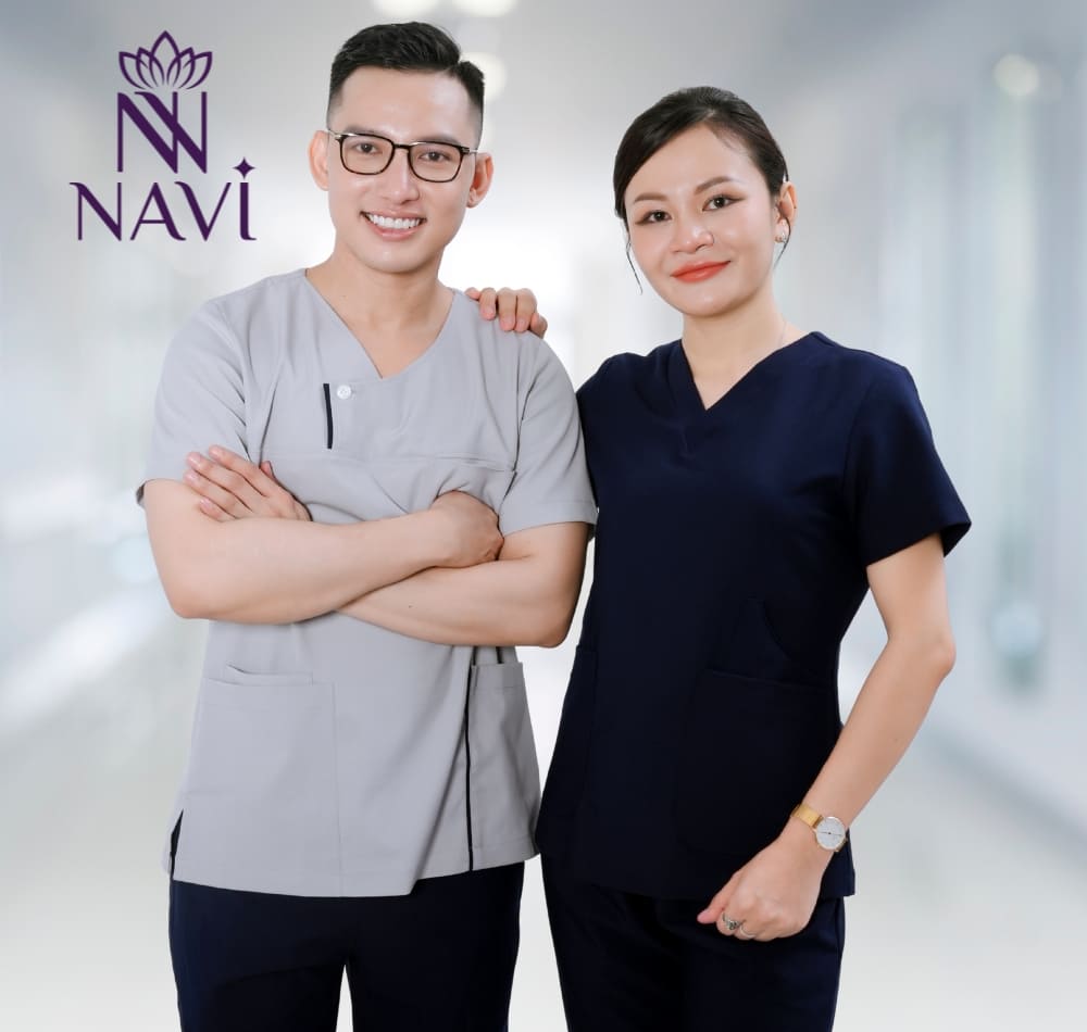 Scrubs nam nữ cổ tim có những đặc điểm riêng