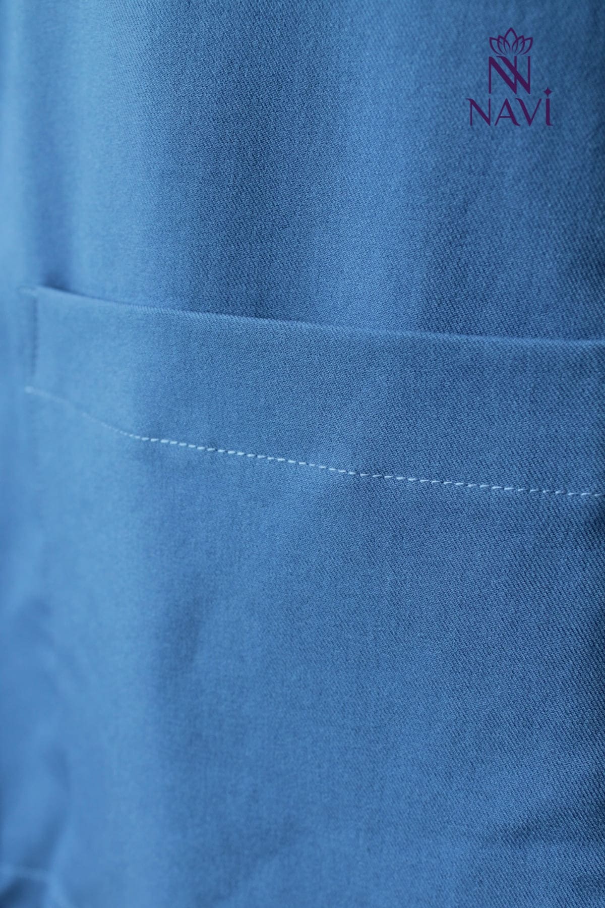 bo-scrubs-nam-xanh-duong-co-tui-quan-navi Bộ scrubs nam xanh dương thiết kế tối giản, hỗ trợ tối đa quá trình làm việc