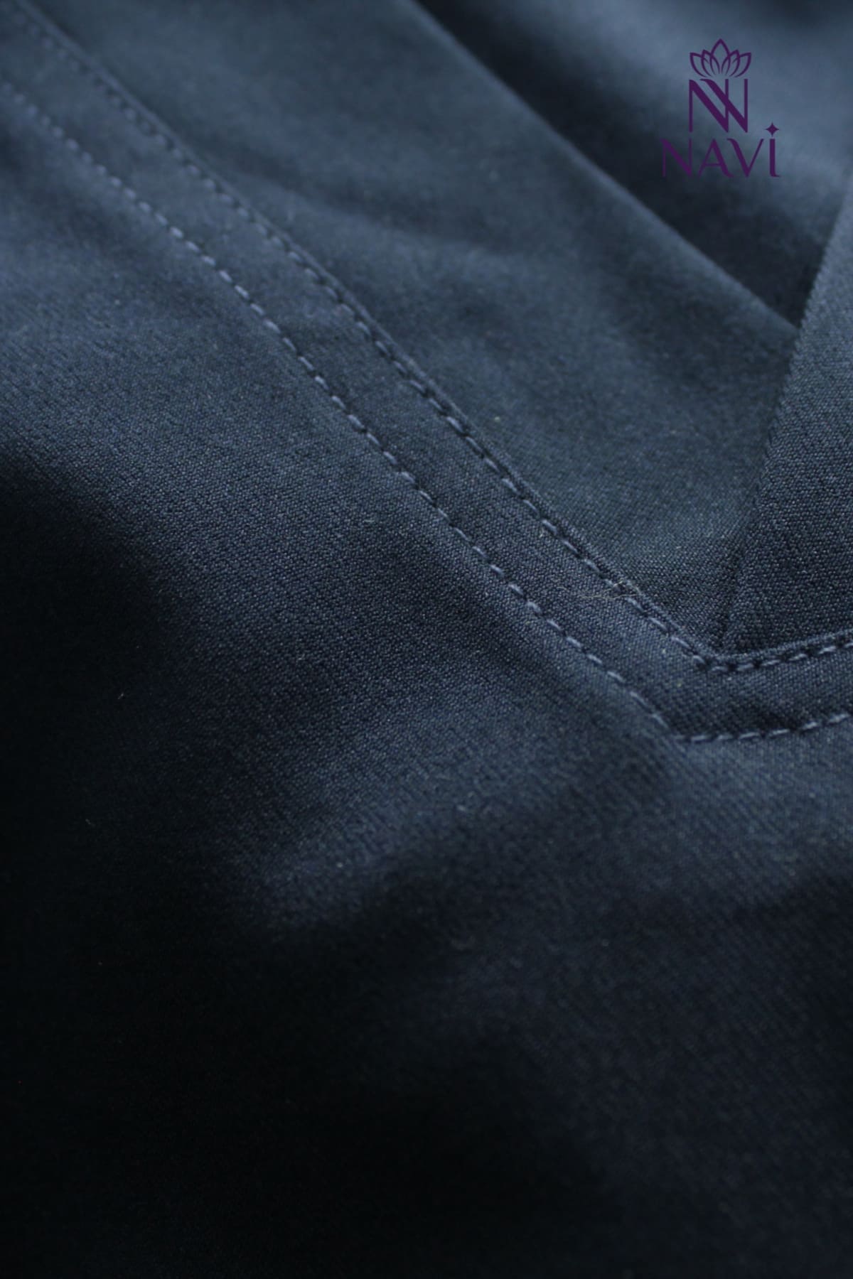 bo-scrubs-nam-xanh-navy-gai-nut-lung-thun-navi (2) Bộ scrubs nam xanh navy gài nút thiết kế tinh tế, đẹp