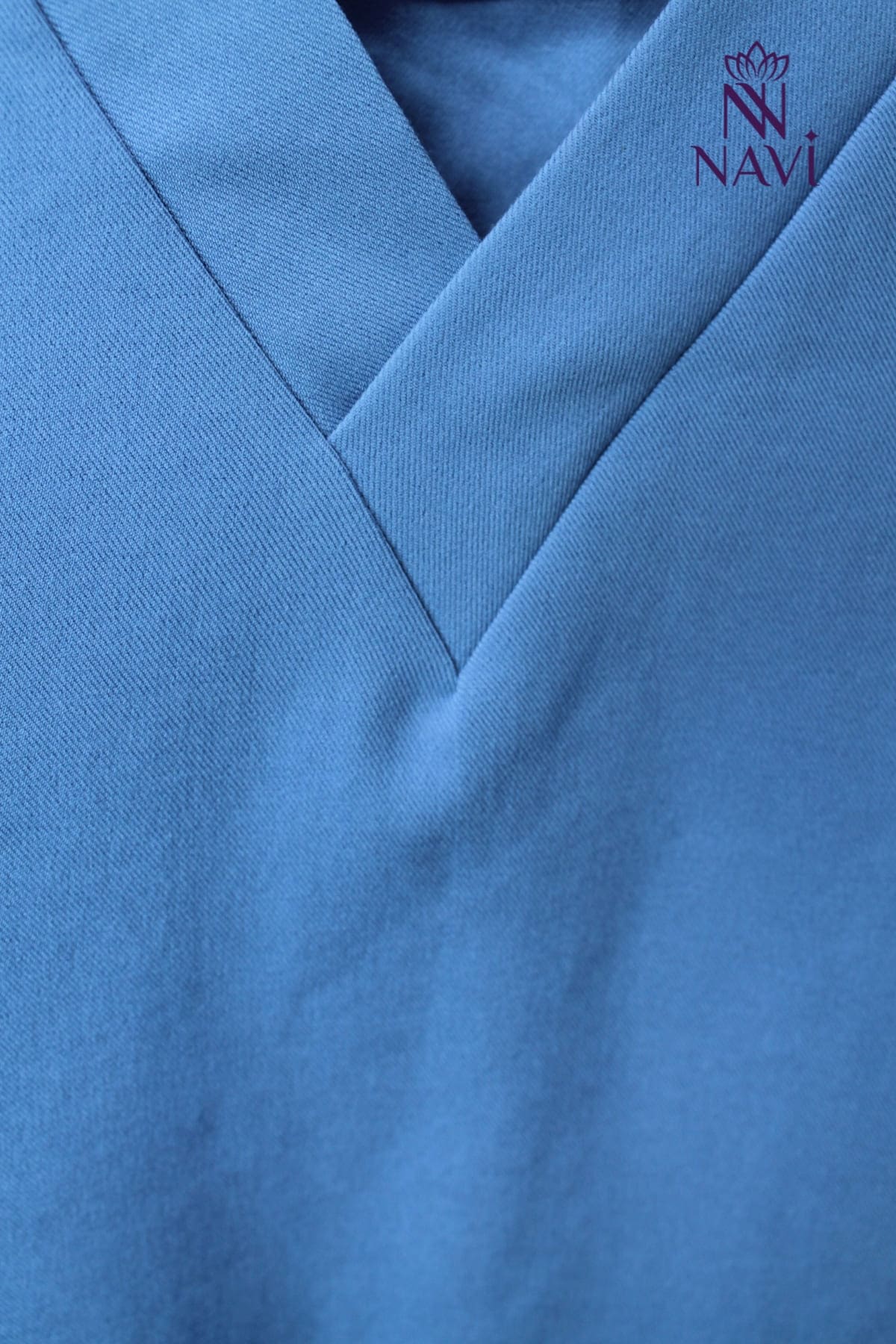 bo-scrubs-nu-mau-xanh-duong-co-tim-cotton-navi Bộ scrubs nữ màu xanh dương đơn giản, thoải mái NAVI