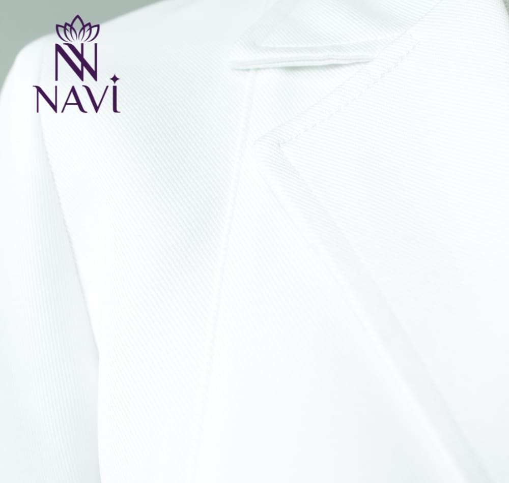 Chi tiết cổ áo là đặc điểm nhận diện rõ nhất của áo blouse vest